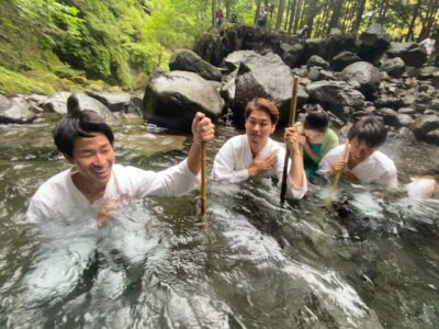 友人と滝行体験へ参加